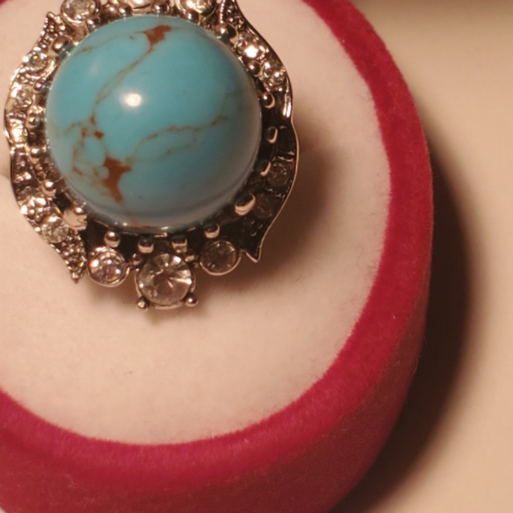 Costume jewlery ring size 6 - Picture 2 of 5